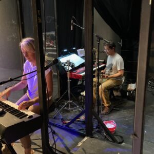 Directrice musicale, répétition des Belles Soeurs de Michel Tremblay, version acadienne, 2022